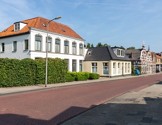 Woningen langs de straat in Steenwijk
