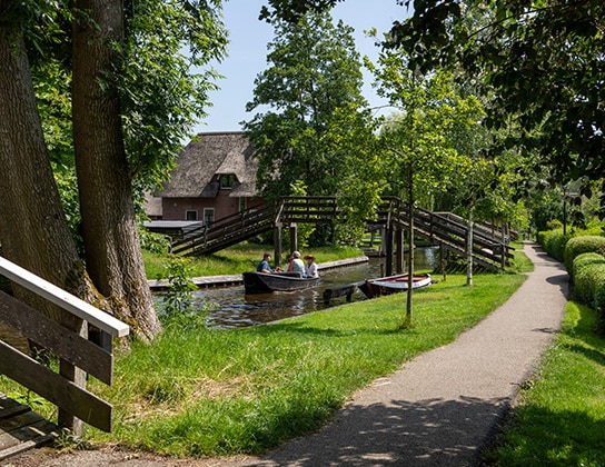 Mensen aan het varen in een groen gebied in Steenwijk
